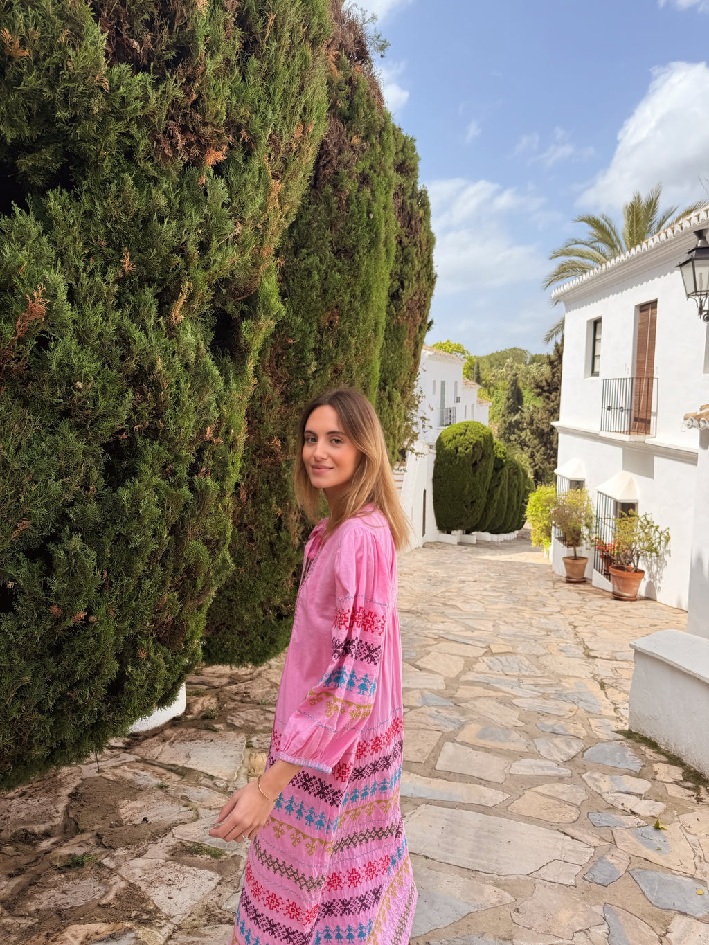 VESTIDO BORDADO ROSA