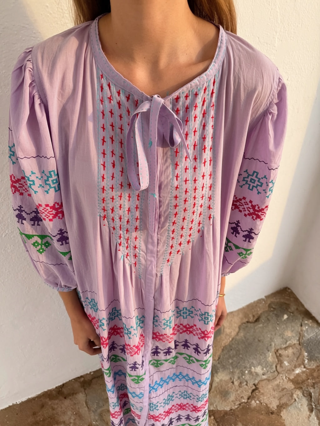 VESTIDO BORDADO LILA