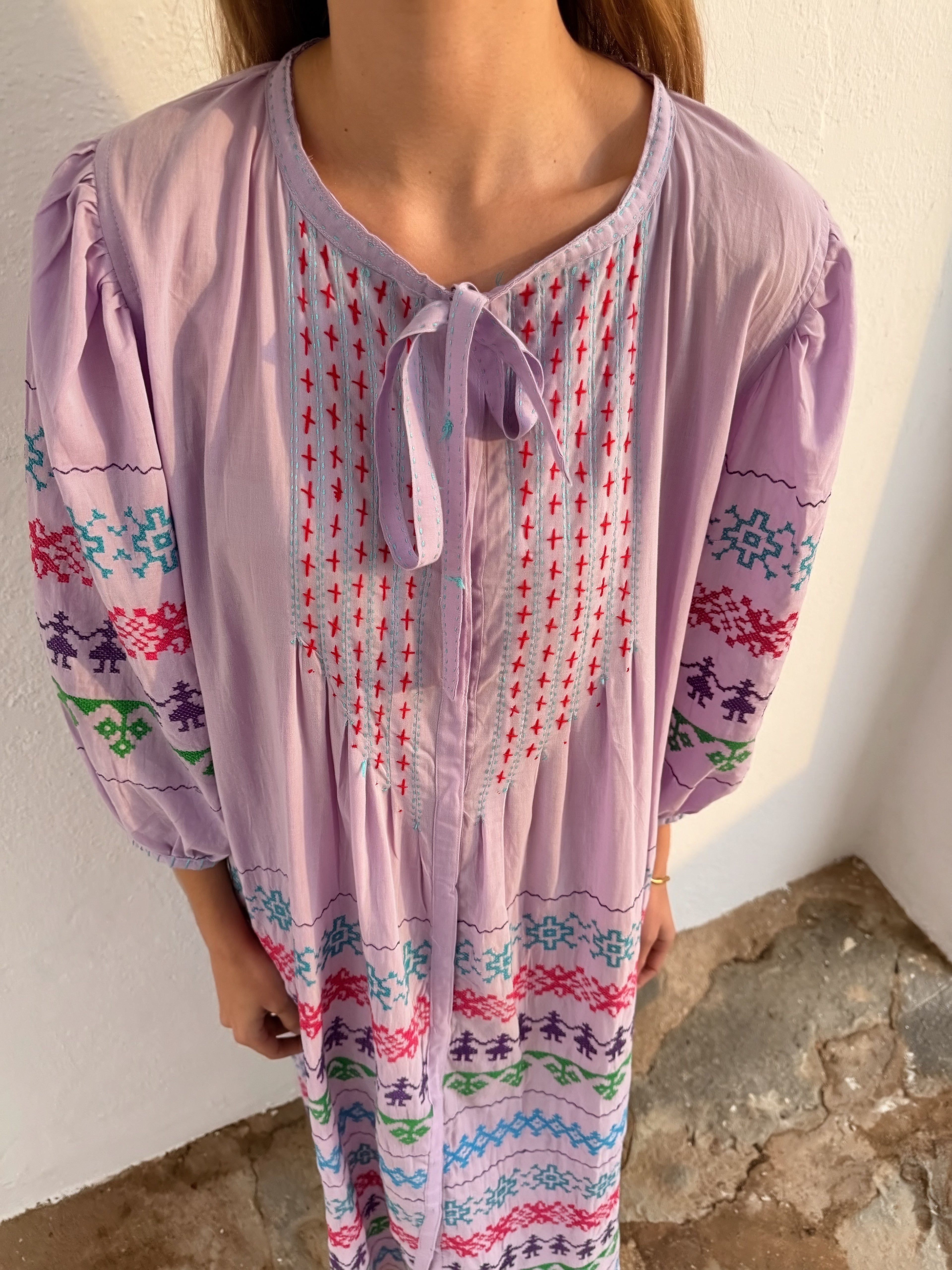 VESTIDO BORDADO LILA