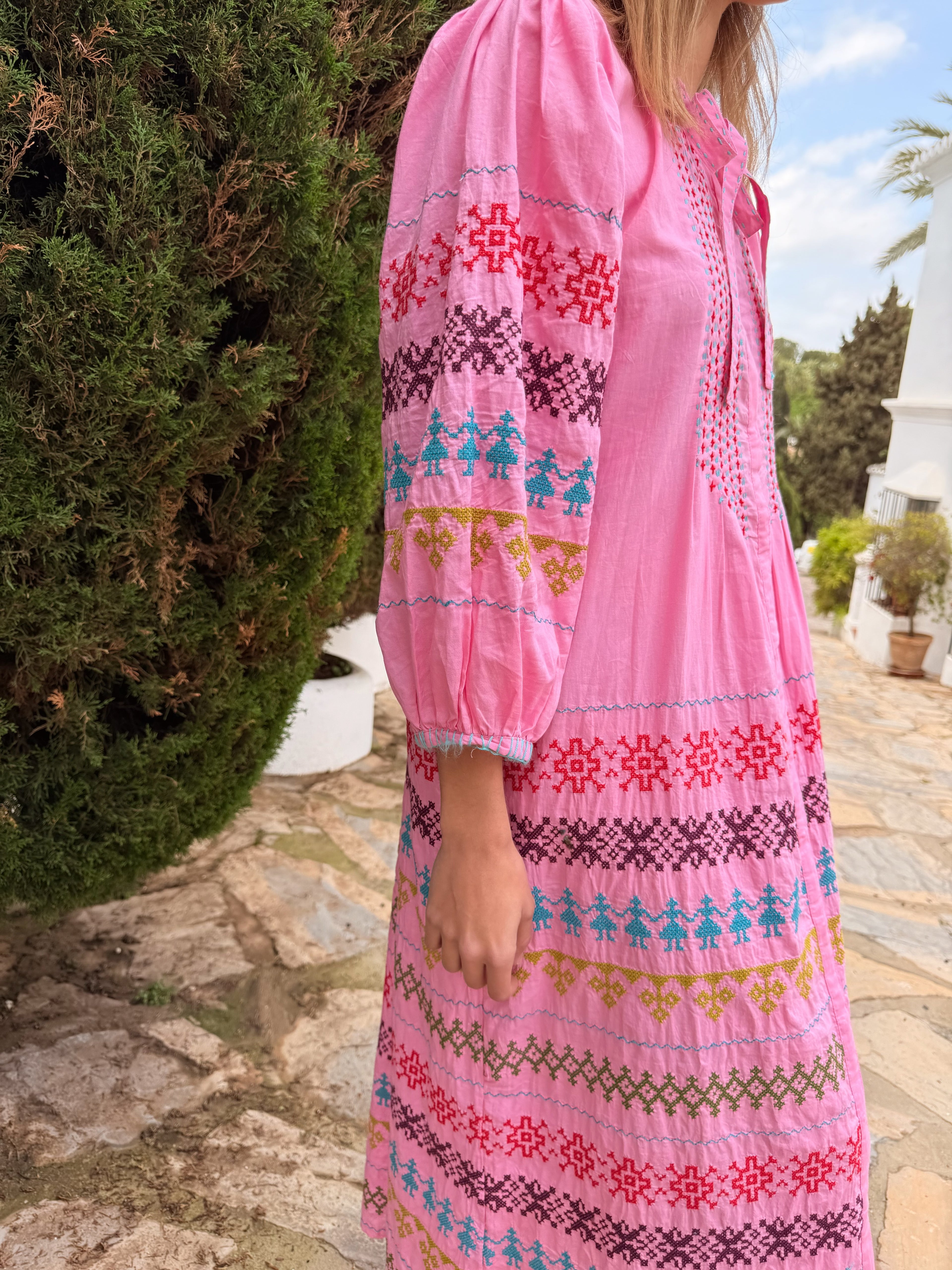 VESTIDO BORDADO ROSA