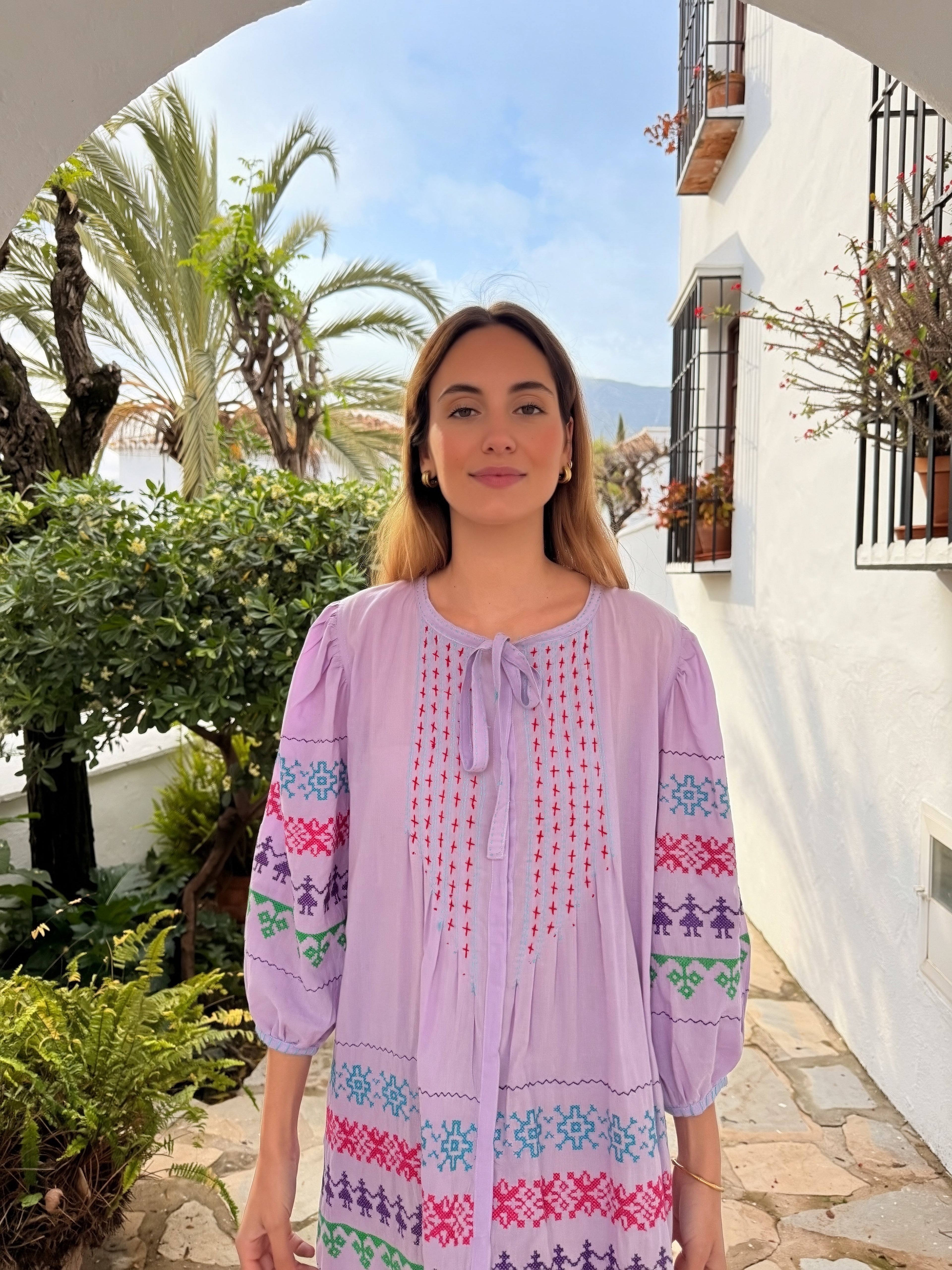 VESTIDO BORDADO LILA