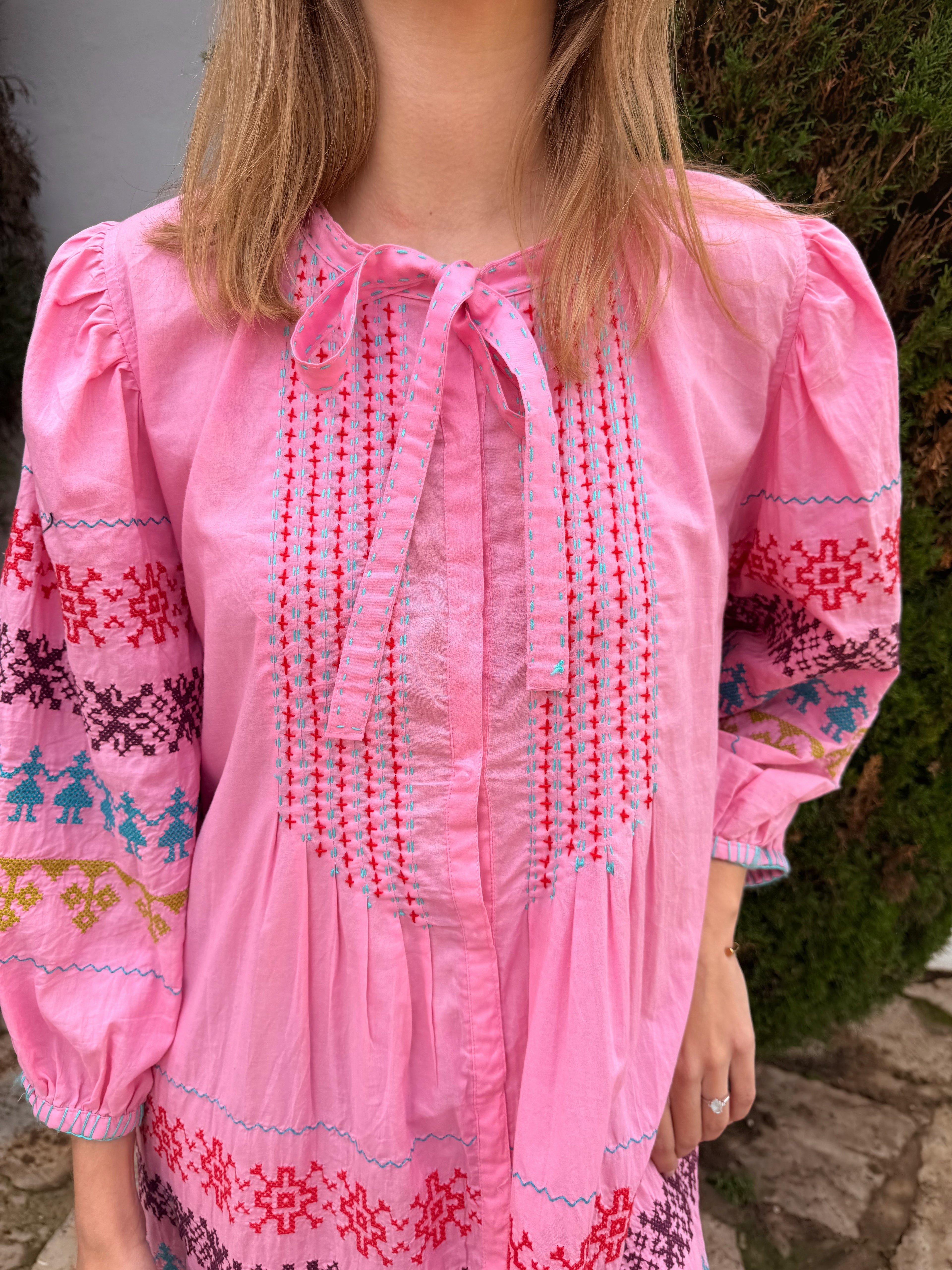 VESTIDO BORDADO ROSA